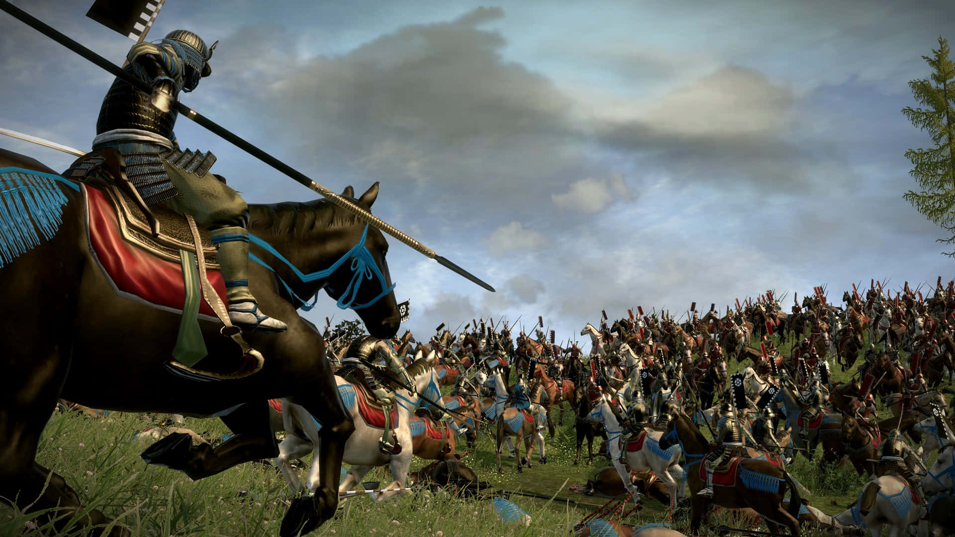 shogun 2 total war 桌布 壁紙 — 一名騎馬的武士戰士手持長矛向前衝鋒，而一支龐大的騎兵軍隊在多雲的天空下在草地上交戰。