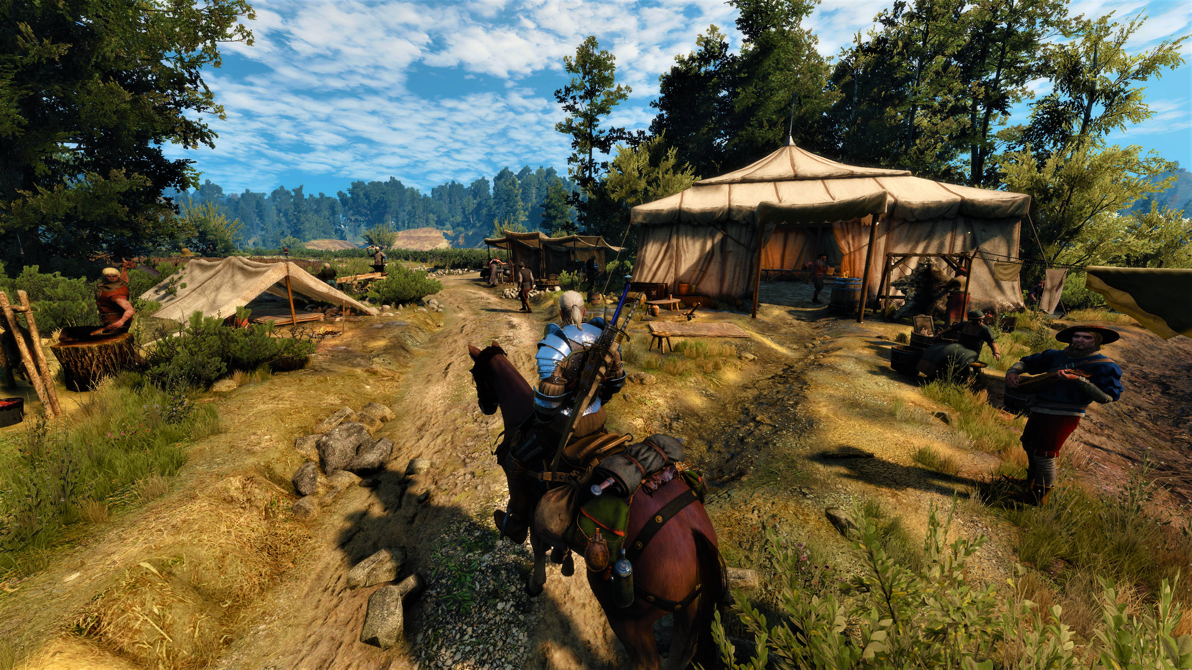 witcher 4K 桌布 壁紙 — 一名騎馬的騎士在陽光明媚的中世紀營地中穿行，營地裡有帳篷和士兵，天空湛藍。