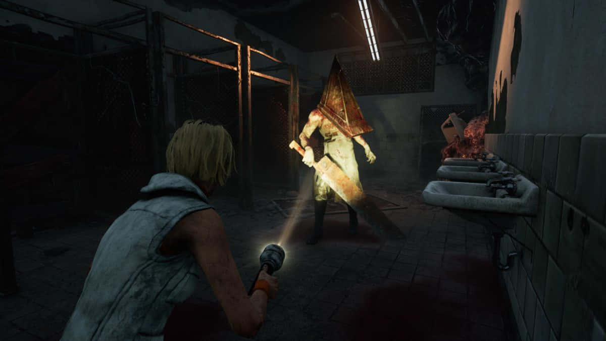 Silent Hill Characters 桌布 壁紙 — 一名驚恐的倖存者用手電筒照向一個戴著面具、手持電鋸的高大殺手，身處一個骯髒、血跡斑斑的浴室。