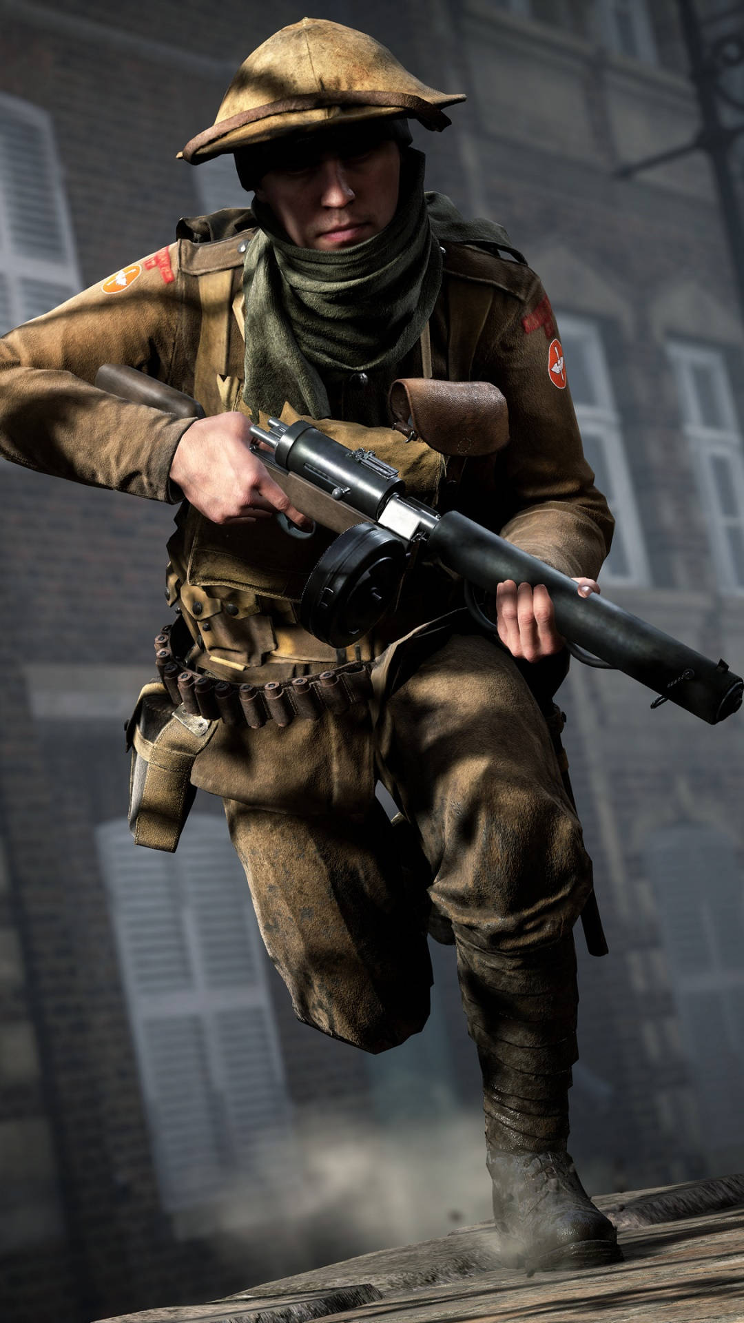 Battlefield 桌布 壁紙 — 一名骯髒的第一次世界大戰士兵，身穿泥濘的制服和頭盔，手持栓動步槍，在煙霧瀰漫的城市戰場上前進。
