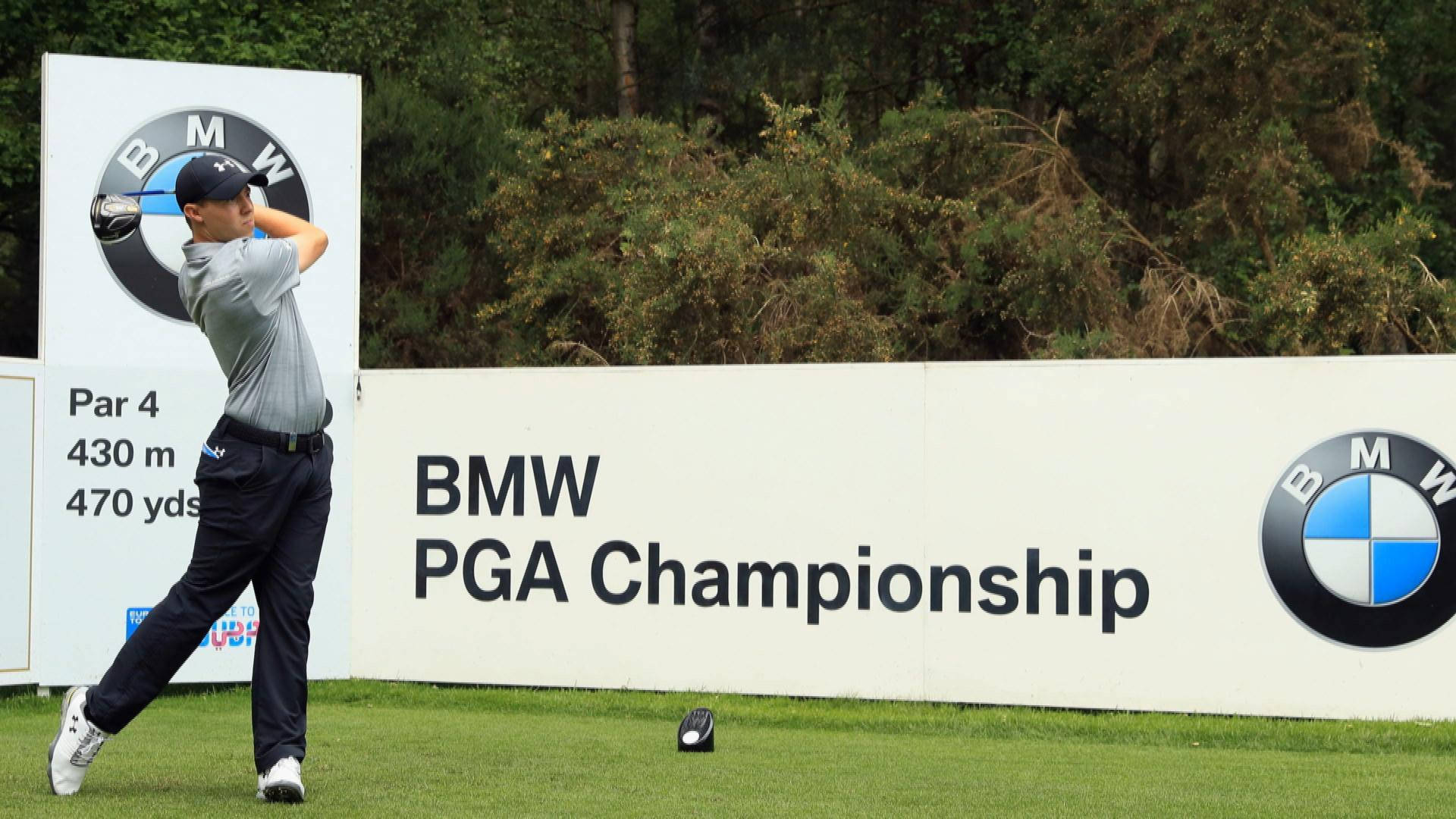 Pga 桌布 壁紙 — 一名高爾夫球手在BMW PGA錦標賽的翠綠球道上揮桿，背景有贊助商標誌和茂密樹葉。