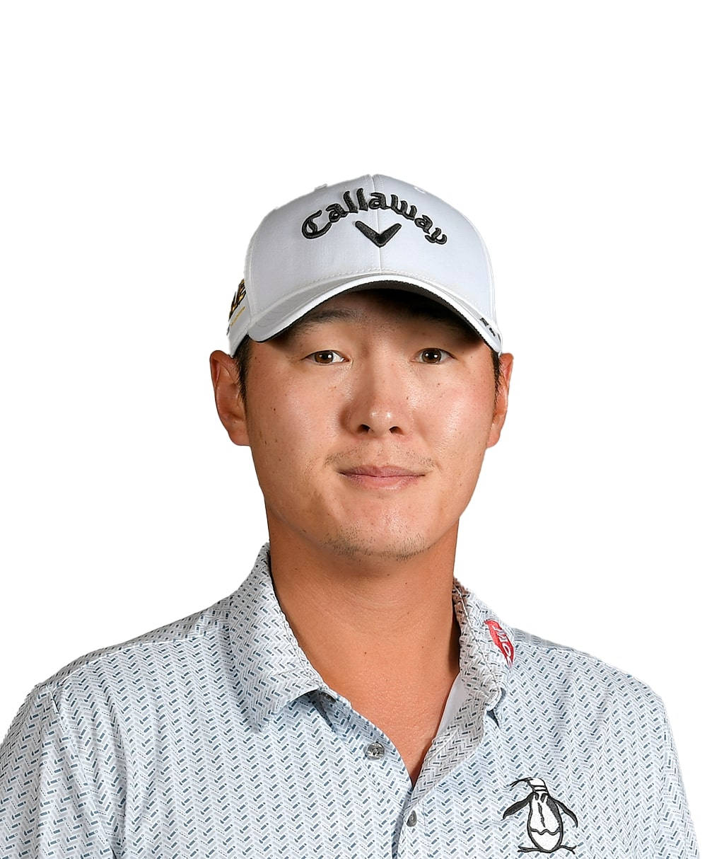 Kiwi 桌布 壁紙 — 一名高爾夫球手戴著白色 Callaway 帽子和圖案 Polo 衫，在純白色背景前擺姿勢。