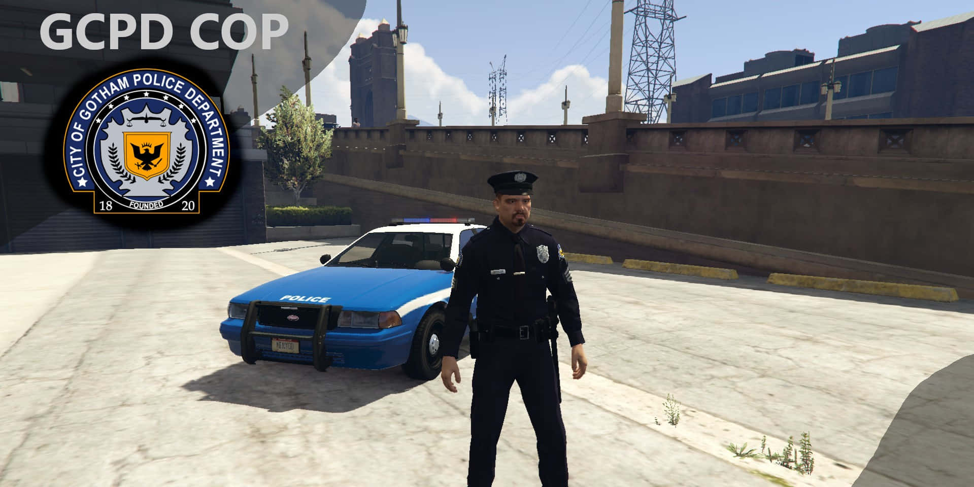 Gotham City Police Department 桌布 壁紙 — 一名高譚市警察站在一輛藍色巡邏車旁，身處陽光明媚的都市環境，周圍有工業建築和電線。