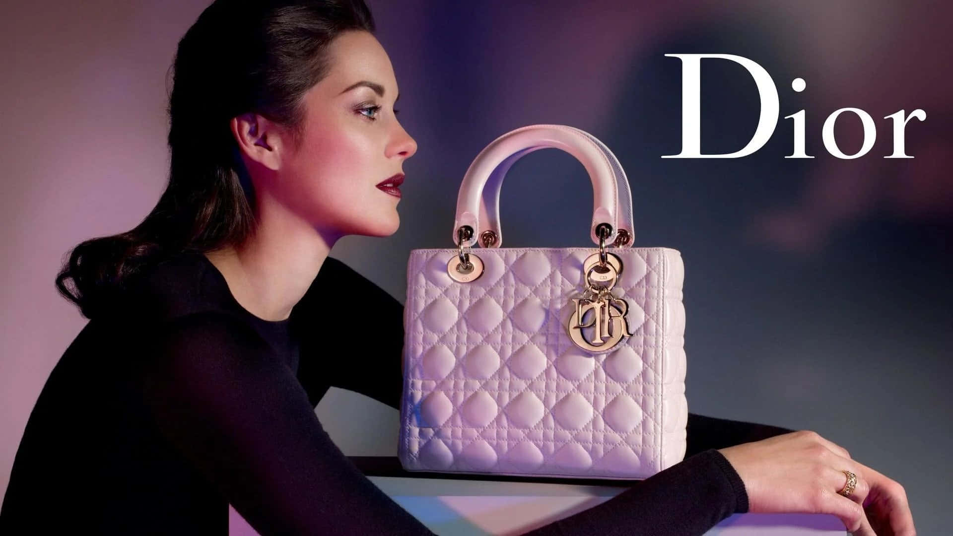 Dior 動態 桌布 壁紙 — 一名黑衣女子在柔和紫色燈光下凝視著一個薰衣草色絎縫Dior手袋。