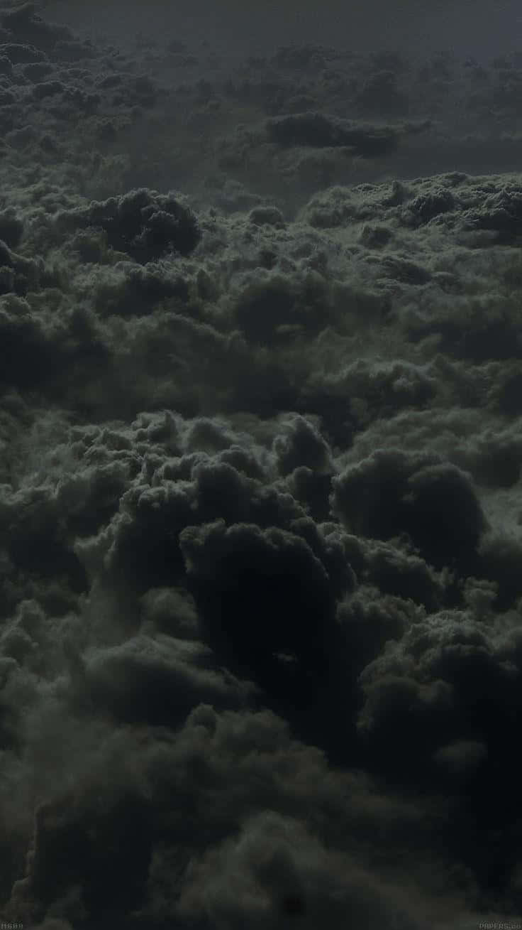 Black And White Sky 桌布 壁紙 — 一團密集旋轉的深灰色雲層充滿畫面，營造出陰沉而險惡的氛圍。