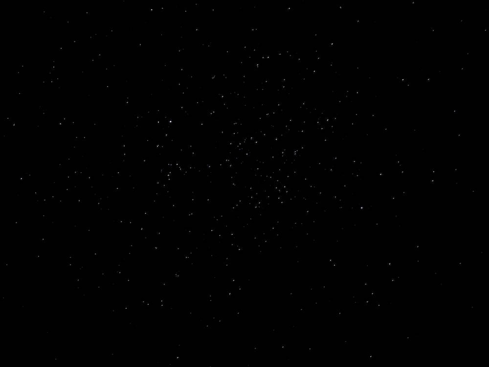 黑色 桌布 壁紙 — 一團密集的明亮白色星星散落在深邃的黑色宇宙虛空中。