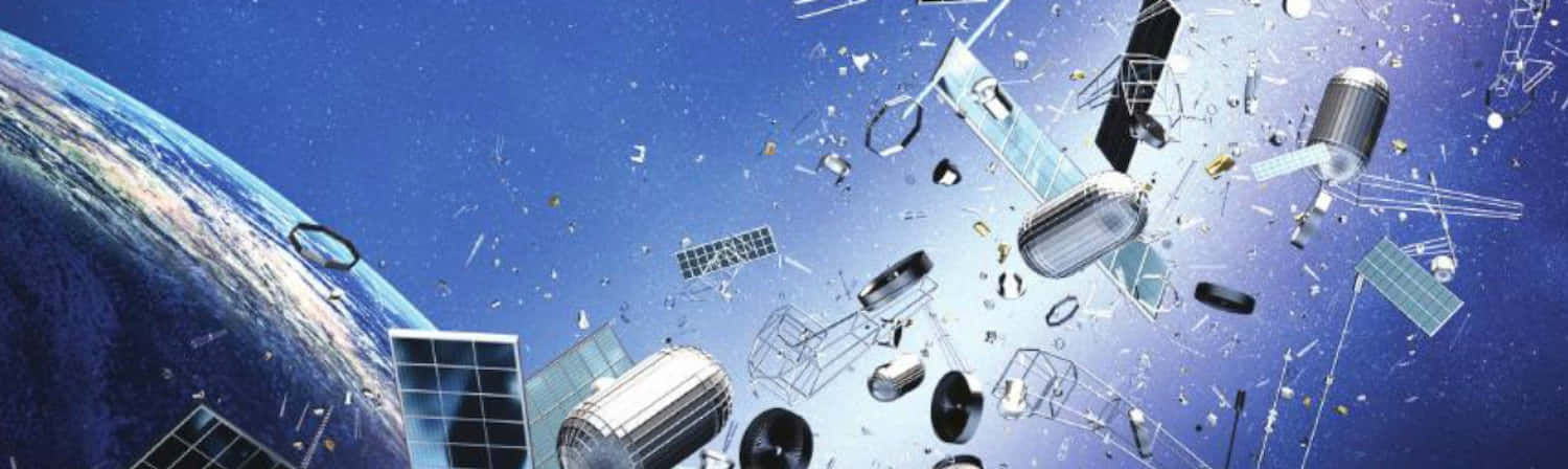 Space Debris 桌布 壁紙 — 一團混亂的破碎衛星和碎片漂浮在太空，靠近地球彎曲的藍色地平線。