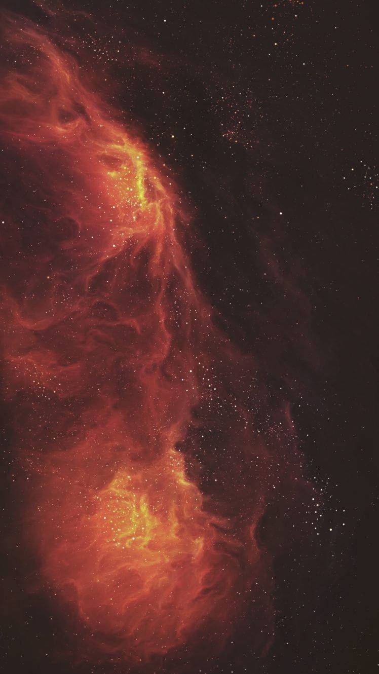 Vsco 桌布 壁紙 — 一團火紅和橙色的星雲在佈滿星星的黑色宇宙虛空中旋轉，伴隨著發光的氣體雲。