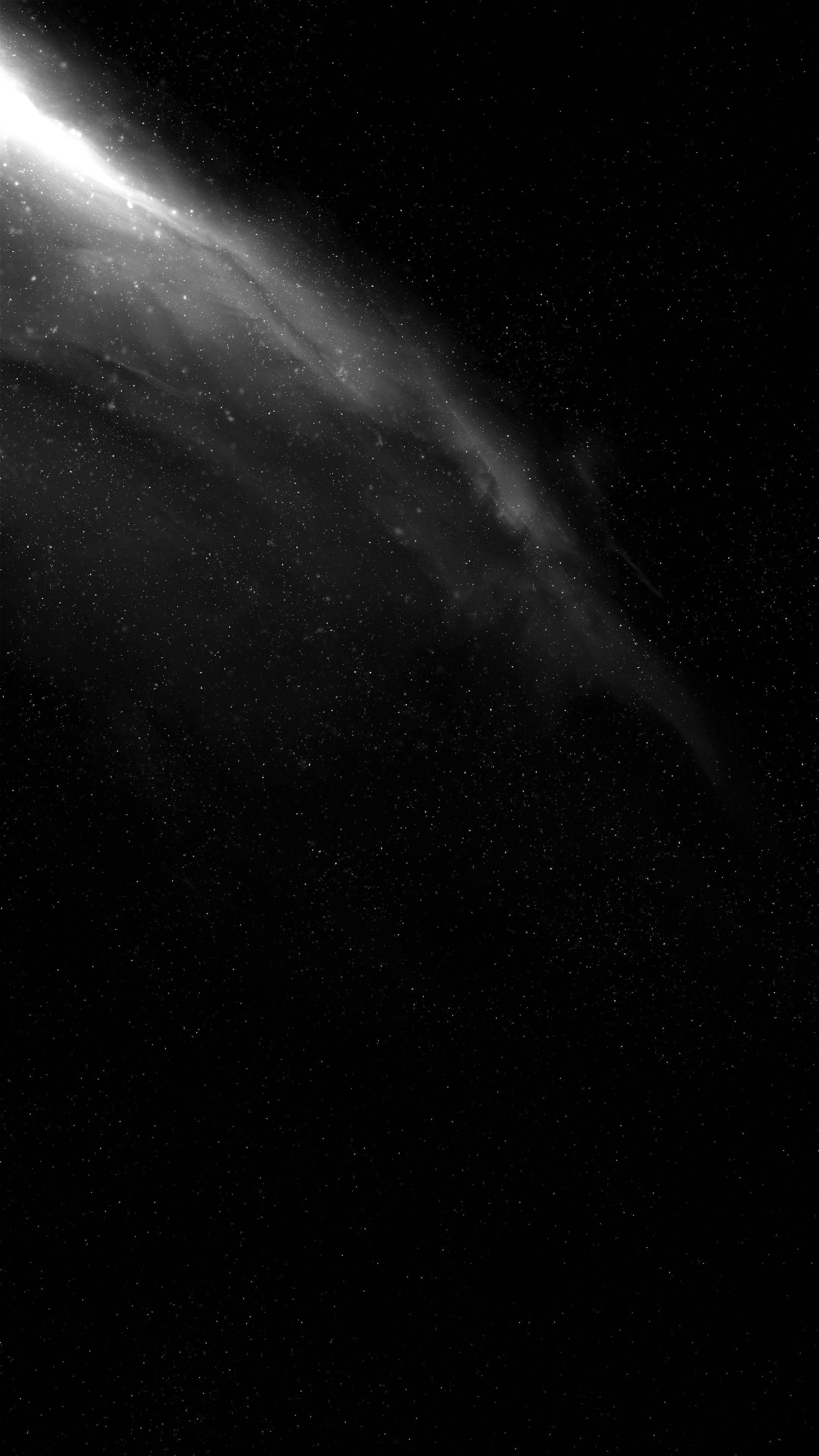 黑白 桌布 壁紙 — 一團發光的宇宙塵埃雲斜斜地劃過深空中的星場，在虛空中柔和地發光。