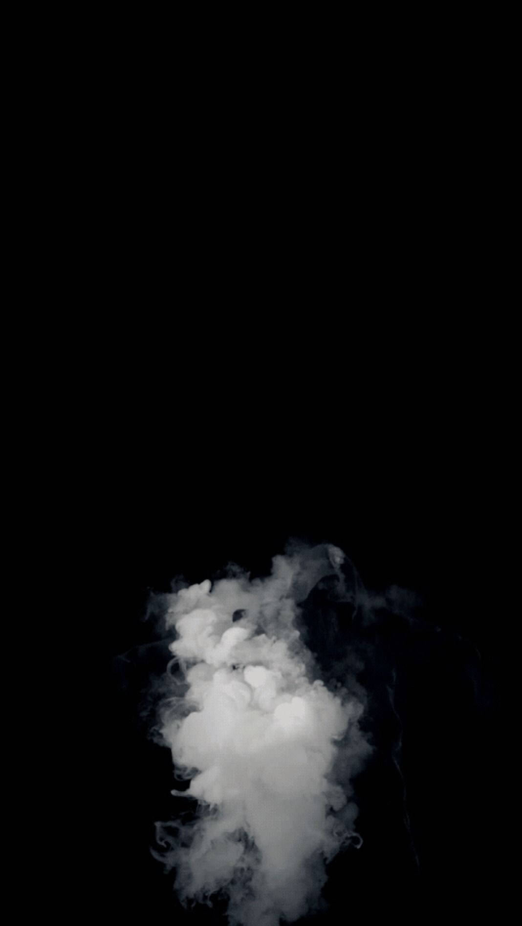黑色 桌布 壁紙 — 一團翻騰的白煙雲在純黑背景上飄移，營造出戲劇性的極簡對比。