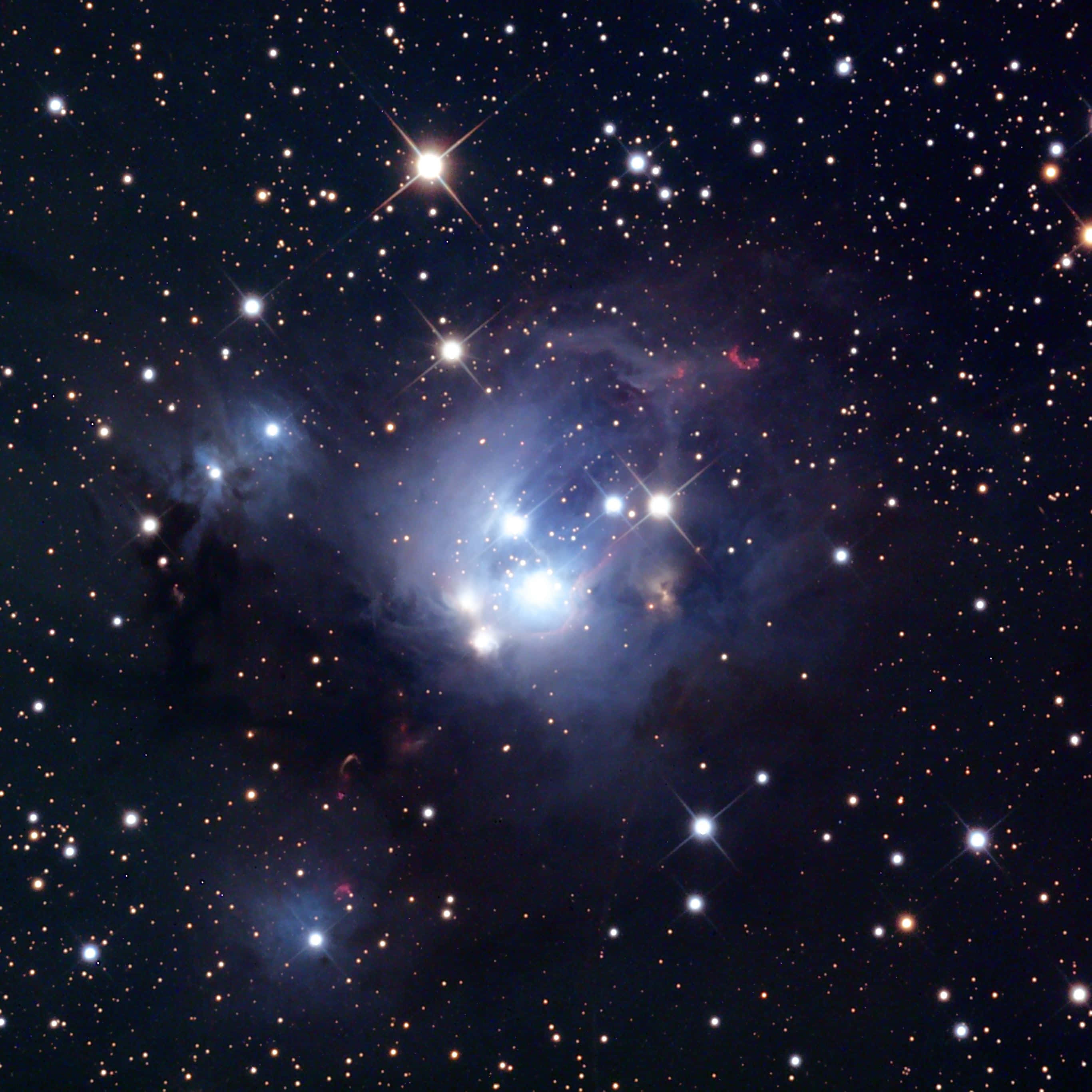 Star Cluster 桌布 壁紙 — 一團耀眼的明亮恆星照亮了深空星雲中旋轉的宇宙塵埃和氣體。