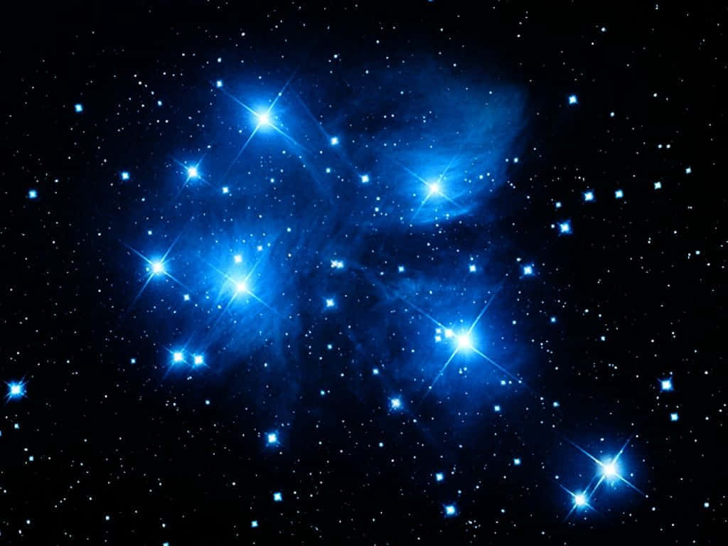 Beautiful Star 桌布 壁紙 — 一團耀眼的明亮藍色星團在深邃的黑色宇宙背景下閃耀，伴隨著發光的星雲。