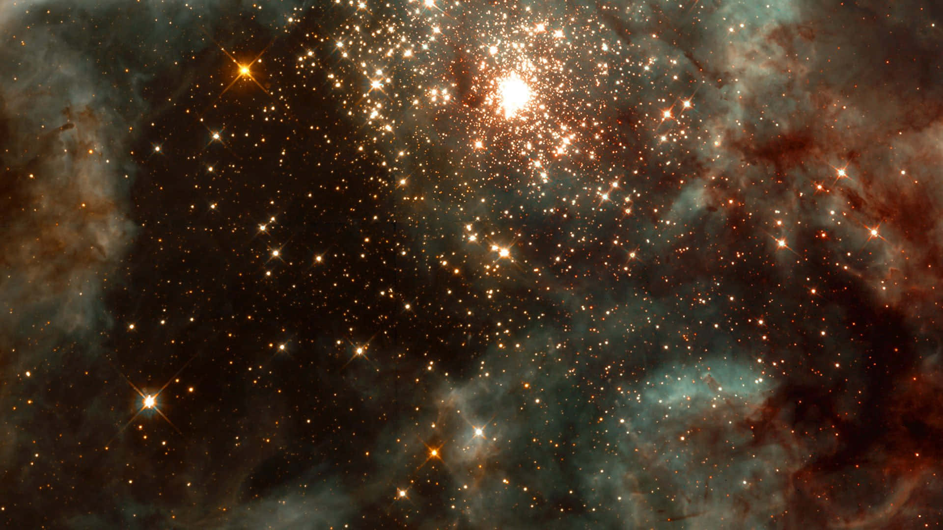 Star Cluster 桌布 壁紙 — 一團耀眼的星團穿透了旋轉的宇宙雲層，呈現出豐富的橙色、藍綠色和深黑色色調。