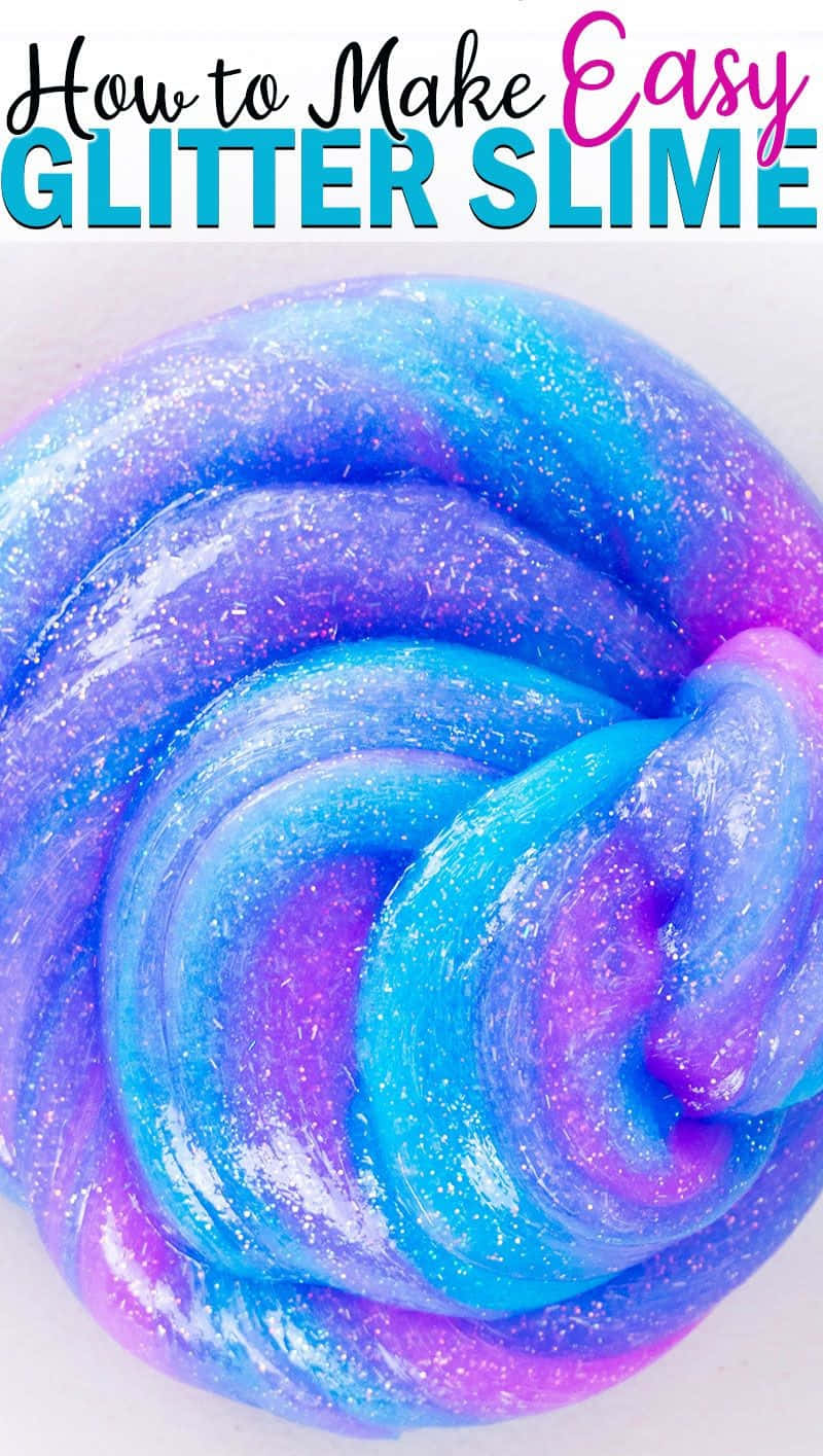 slime 桌布 壁紙 — 一團閃閃發光的藍色和紫色黏液在明亮光線下旋轉閃爍。
