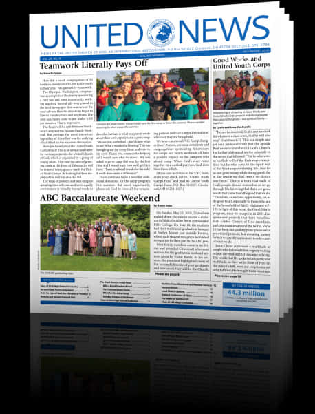 Newspaper 桌布 壁紙 — 一堆United News雜誌，標題關於團隊合作、青年團和學士週末，附有微笑畢業生的照片。