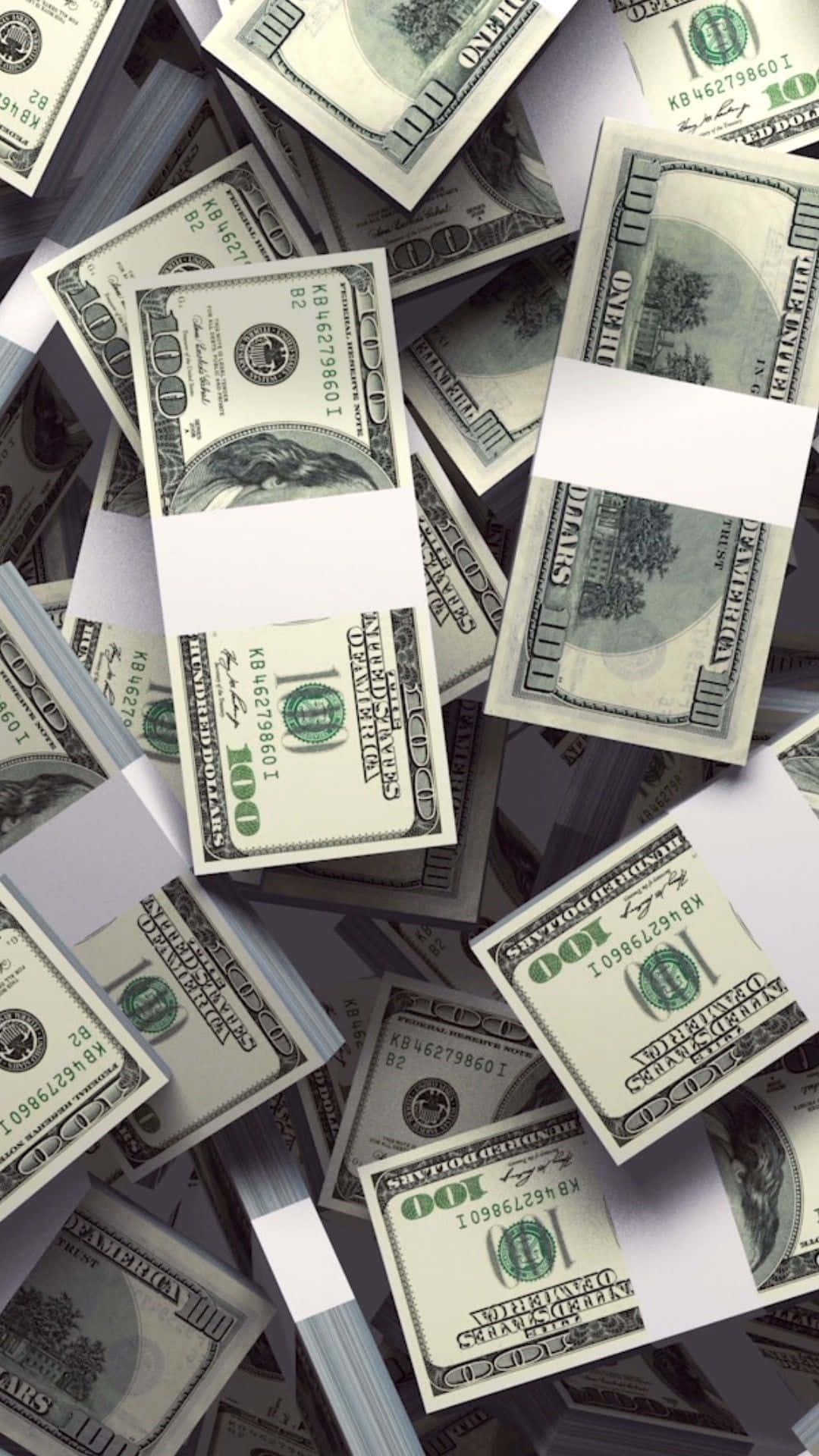 金錢 桌布 壁紙 — 一堆一百美元鈔票混亂地散落重疊，形成密集且充滿金錢的構圖。