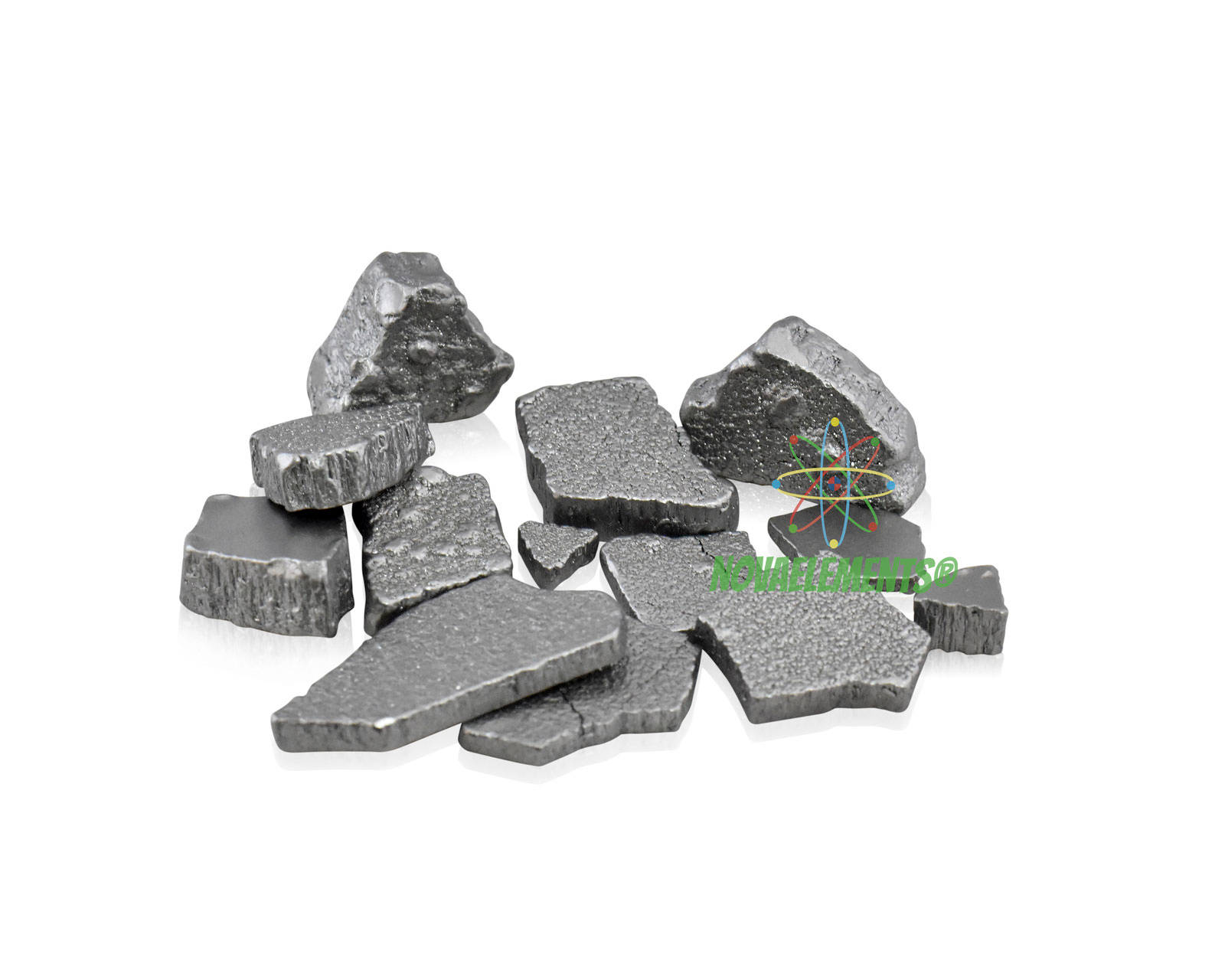 Material 桌布 壁紙 — 一堆不規則的灰色金屬塊，帶有粗糙紋理和鋒利邊緣，置於潔白背景上。