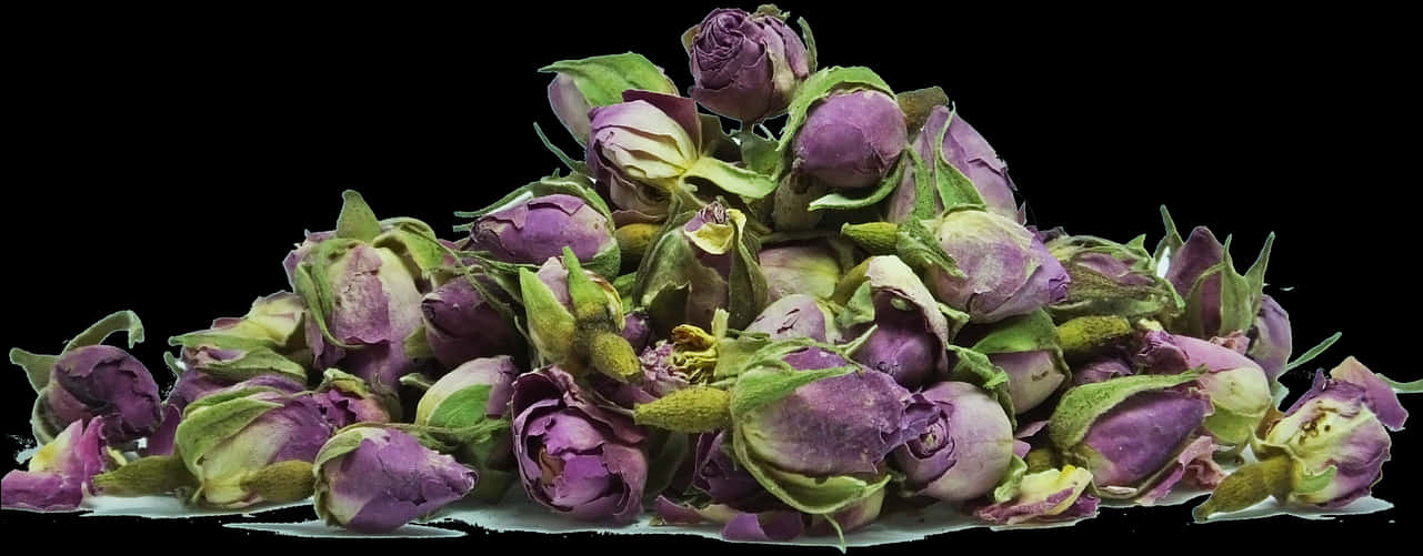 Pink Flower 桌布 壁紙 — 一堆乾燥的紫色玫瑰花蕾和綠色花萼放在白色表面上，背景為黑色。