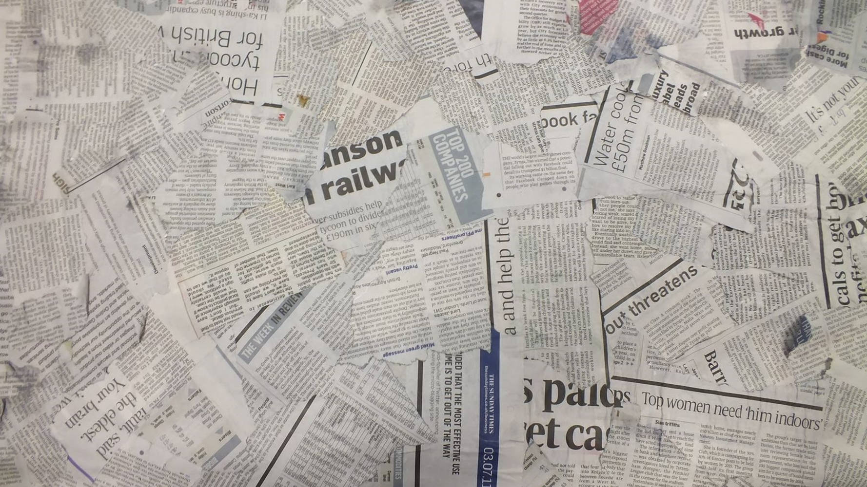 Newspaper 桌布 壁紙 — 一堆亂七八糟的皺巴巴報紙剪報，粗體標題和密集文字散落在畫面各處。