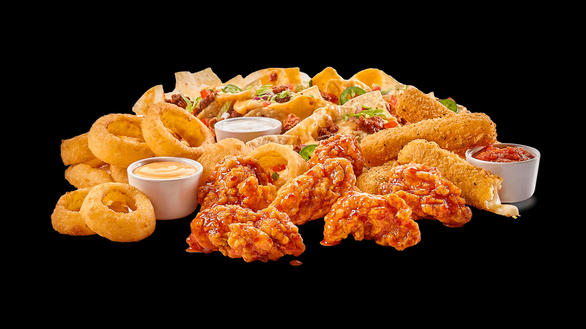 酥脆炸雞翅、洋蔥圈和滿載的玉米片，搭配沾醬，放在黑色背景上。 — 水牛城辣雞翅 壁紙