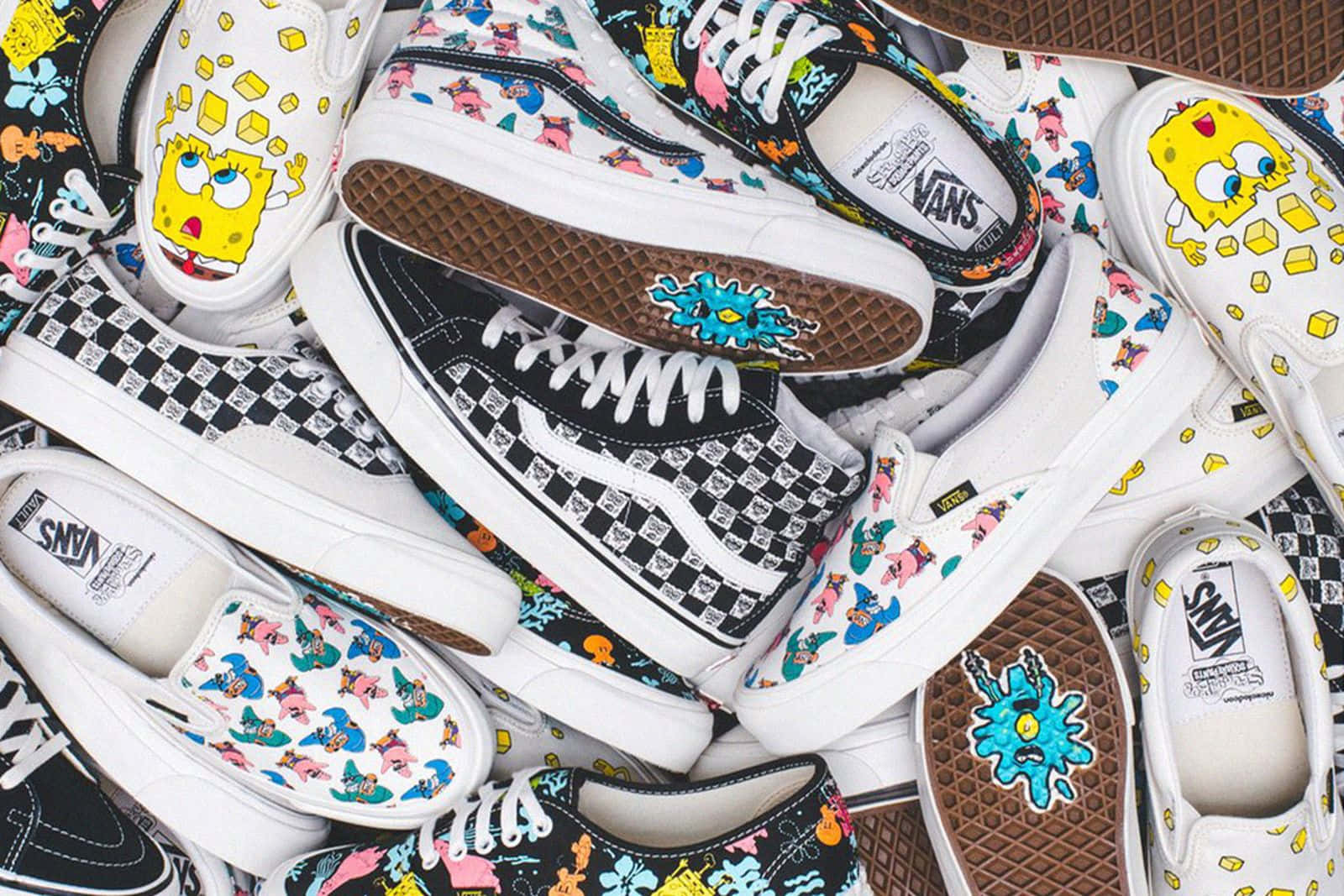 Vans 桌布 壁紙 — 一堆充滿活力的Vans運動鞋，在白色、黑色和格紋鞋面上印有色彩繽紛的海綿寶寶和派大星卡通圖案。