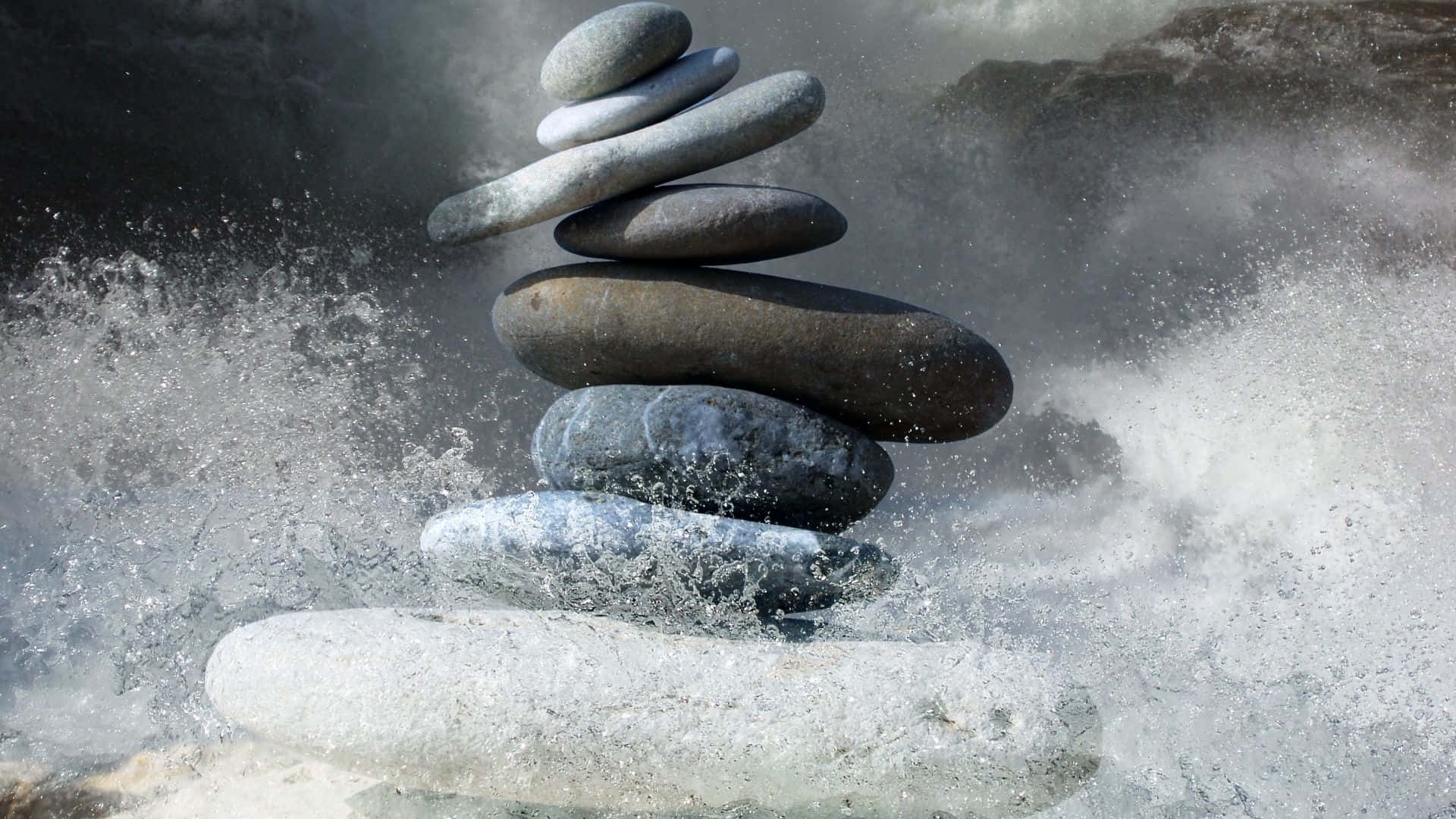 禪 桌布 壁紙 — 一堆光滑的石頭完美地平衡著，在洶湧的海浪和薄霧中保持平靜。