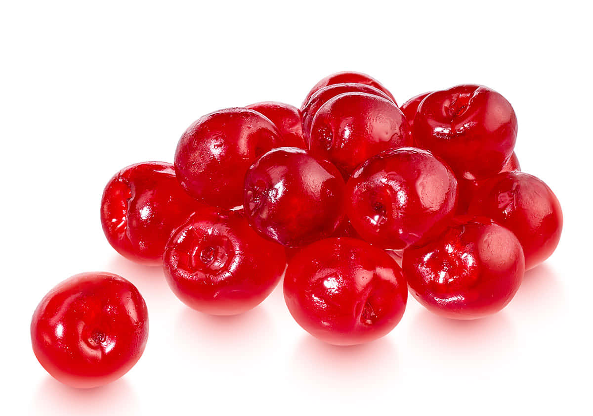 Red Cherries 桌布 壁紙 — 一堆光澤鮮紅的櫻桃，帶著水珠在純白背景上閃閃發光。