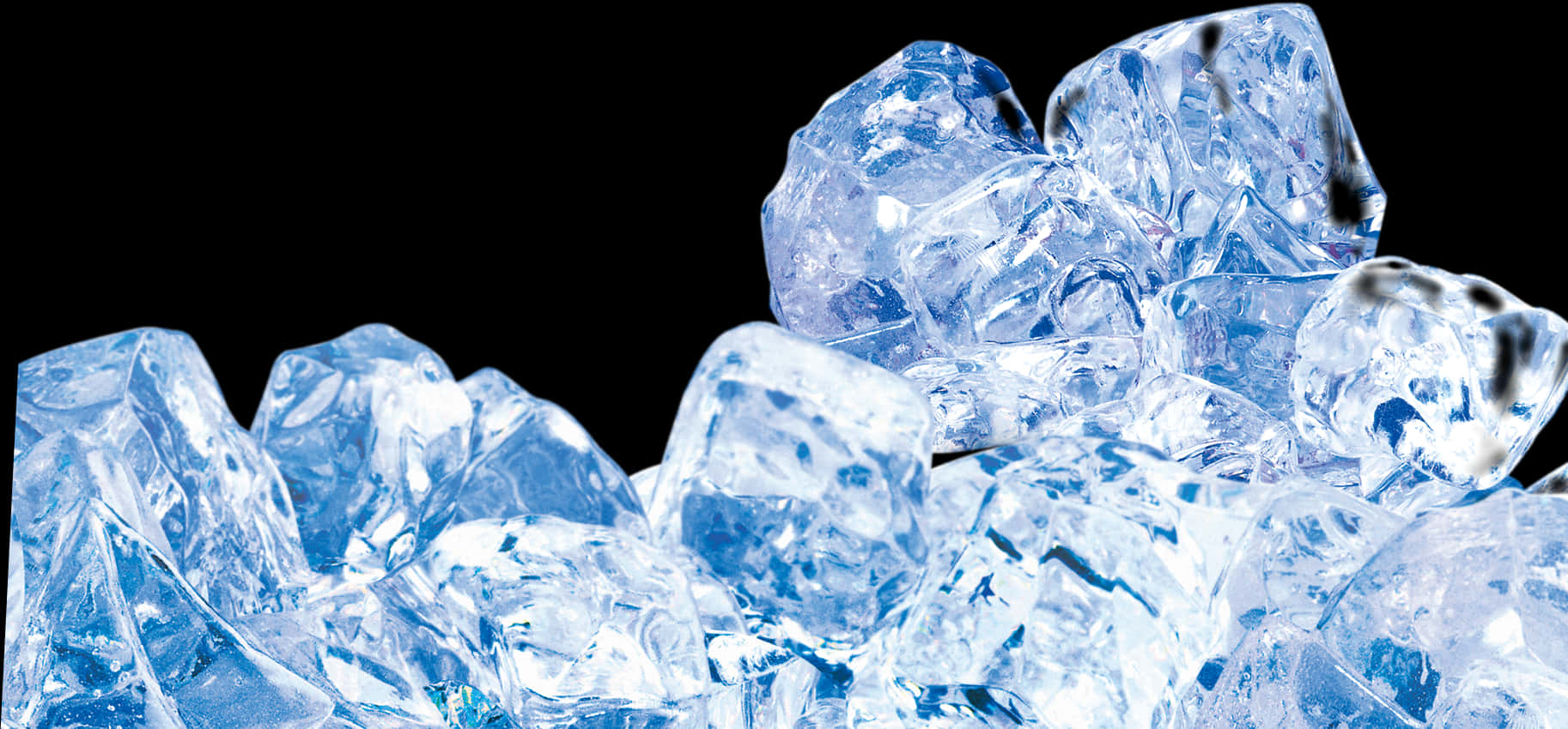 Ice Cubes 桌布 壁紙 — 一堆半透明藍色冰塊在純黑背景下閃爍著鋒利的切面。