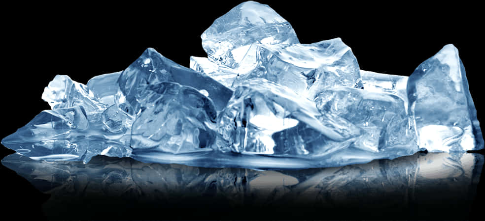 Ice Cubes 桌布 壁紙 — 一堆半透明藍色冰塊放在黑色背景前的反光表面上。