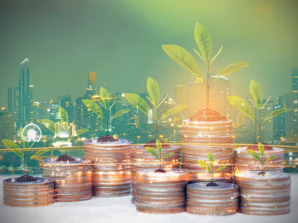 Green Finance 桌布 壁紙 — 一堆堆發光的硬幣長出綠色植物，背景是暮色中朦朧的未來城市天際線。