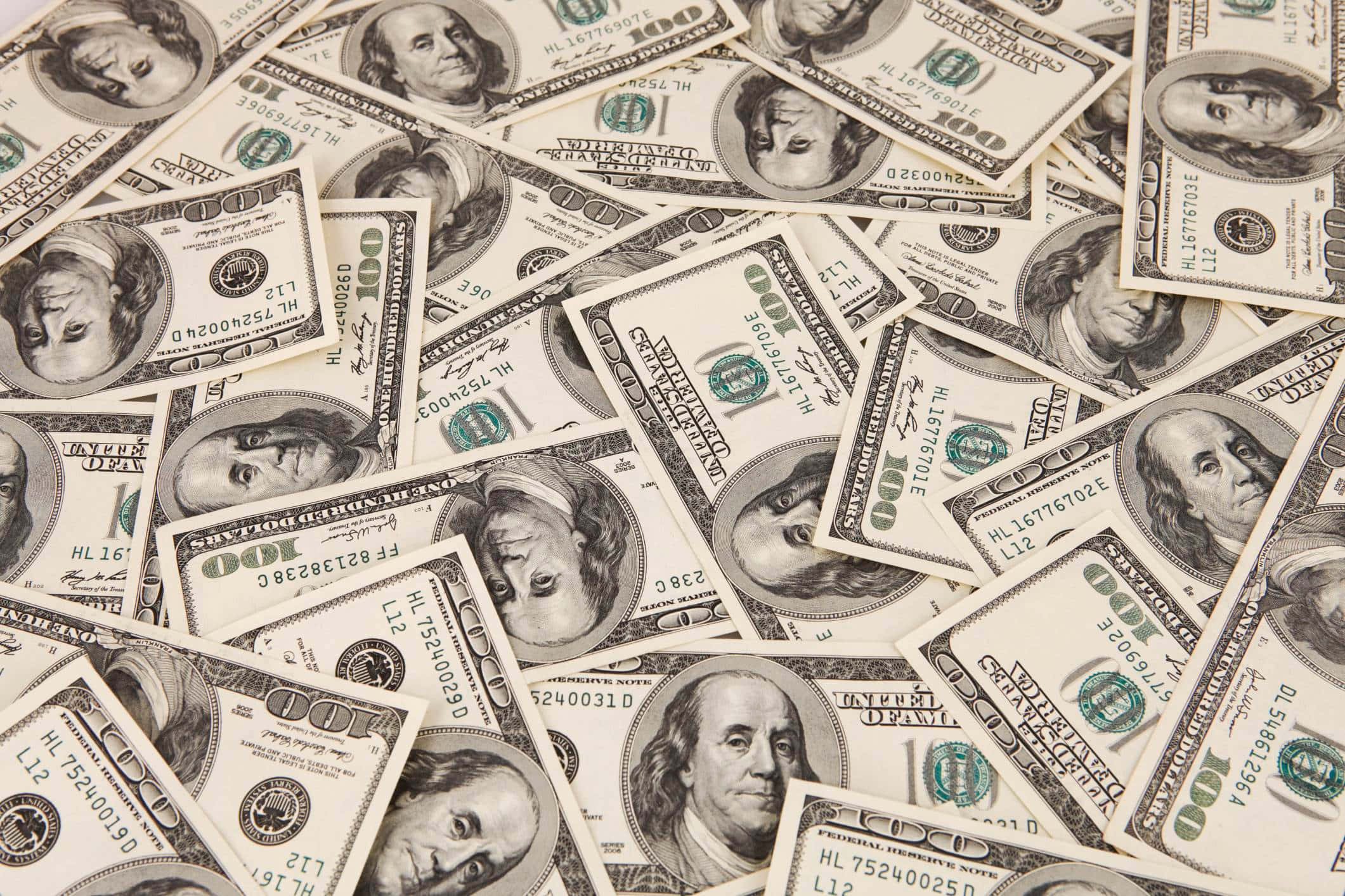 Cool Money 桌布 壁紙 — 一堆密密麻麻、混亂重疊的一百美元鈔票覆蓋了整個畫面。