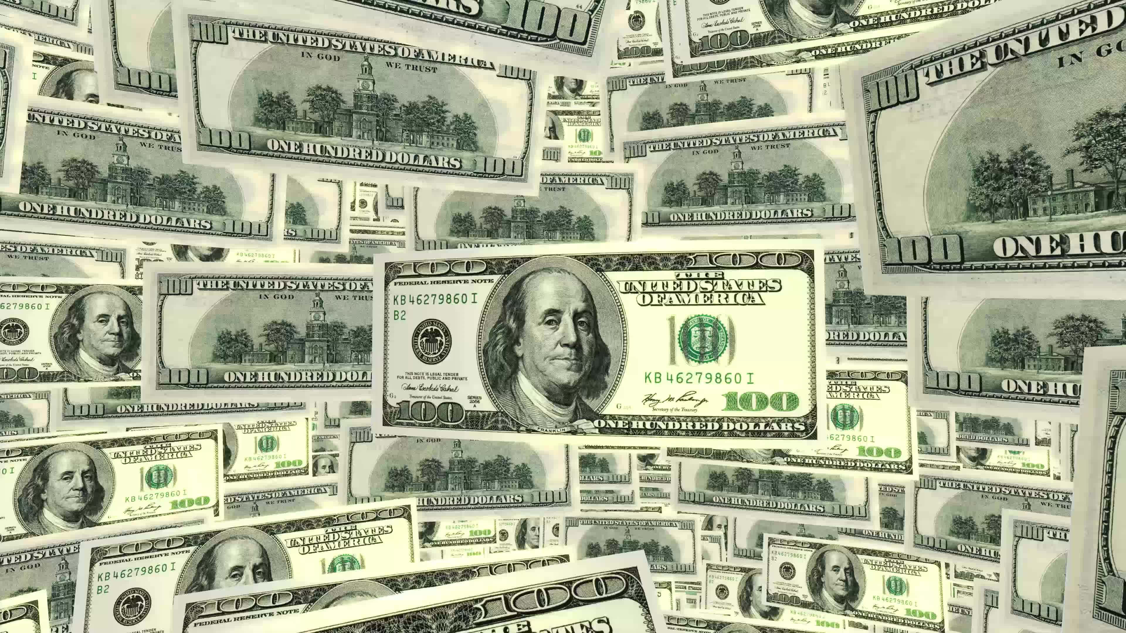 100 Dollar Bill 桌布 壁紙 — 一堆密密麻麻的百元美鈔，以重疊層次散開，班傑明·富蘭克林的肖像突出地置於中央。