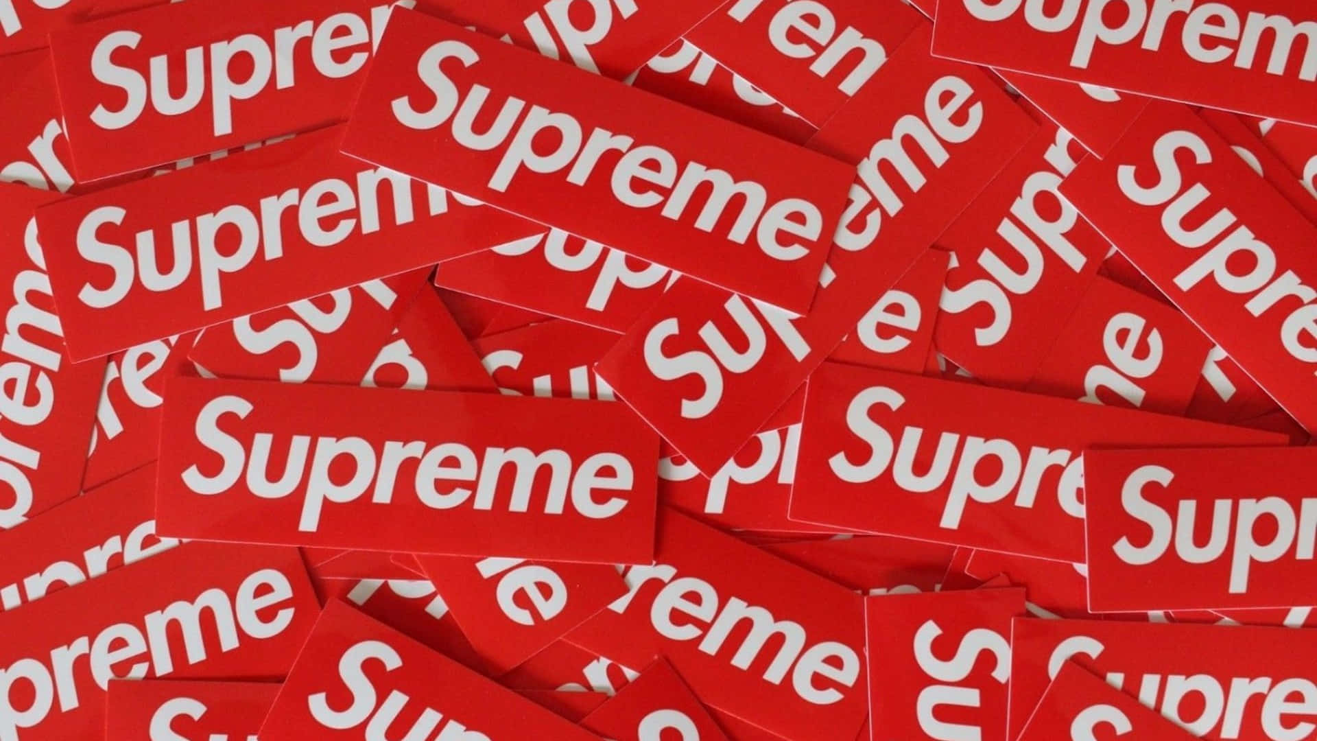 supreme 桌布 壁紙 — 一堆密集的紅色Supreme品牌貼紙，白色標誌以混亂圖案重疊。