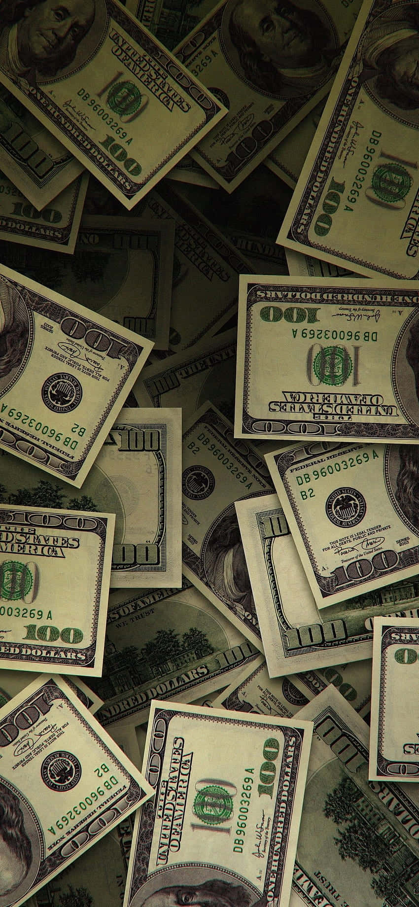 dollar 桌布 壁紙 — 一堆密集的美國一百美元鈔票在昏暗的綠色燈光下亂七八糟地散落。