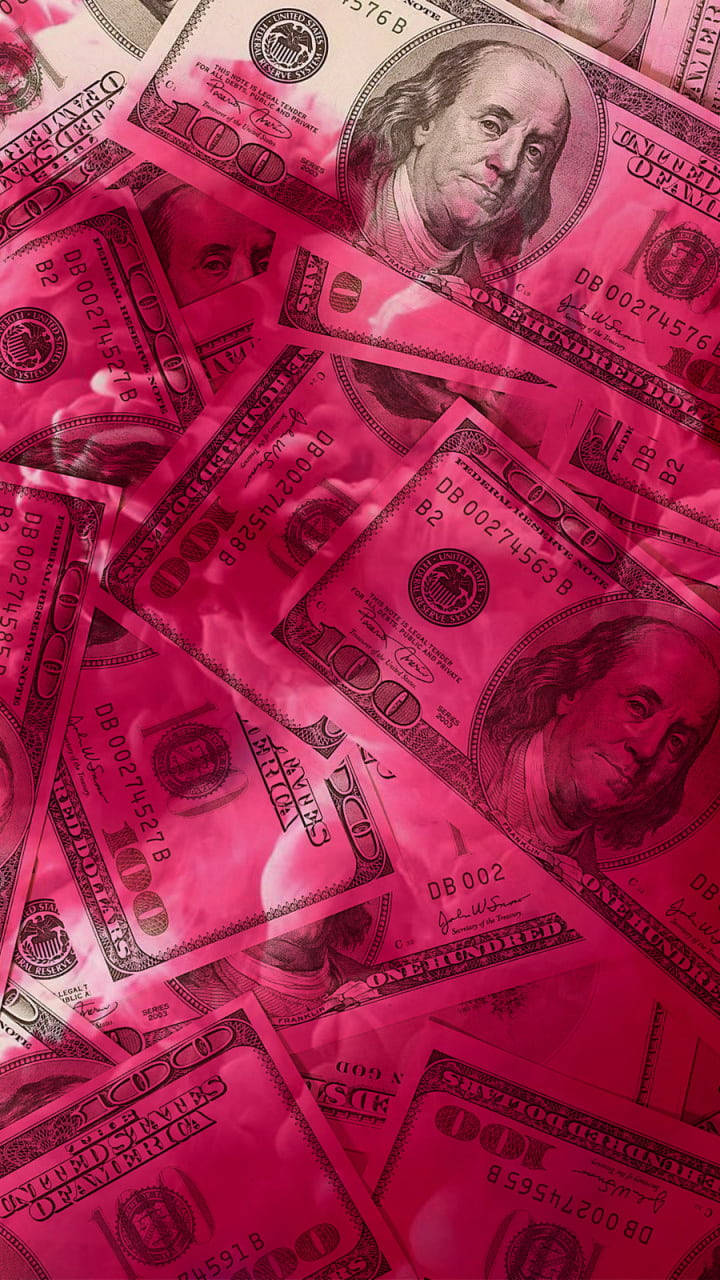 money iPhone 桌布 壁紙 — 一堆帶有粉紅色調的美國一百美元鈔票雜亂地散落。