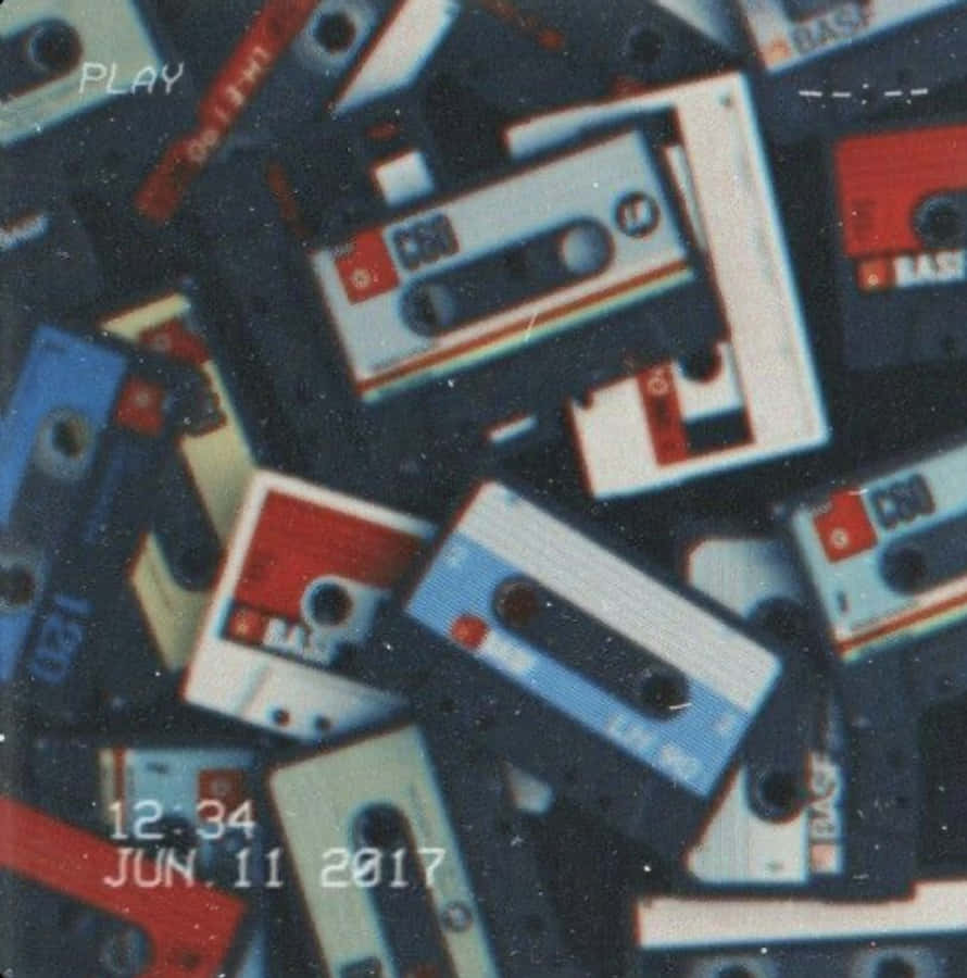 Mixtape 桌布 壁紙 — 一堆懷舊的藍、紅、白色復古錄音帶，帶有顆粒感復古濾鏡和時間戳疊加效果。