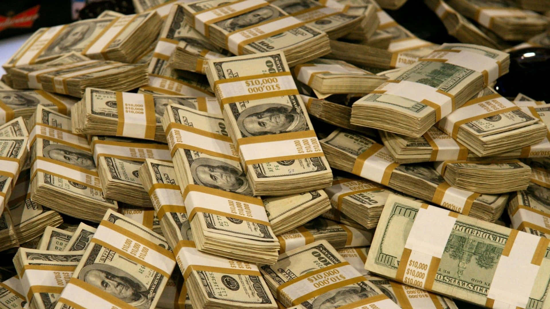 Money 桌布 壁紙 — 一堆捆綁好的 10,000 美元鈔票堆積如山，現金滿溢。