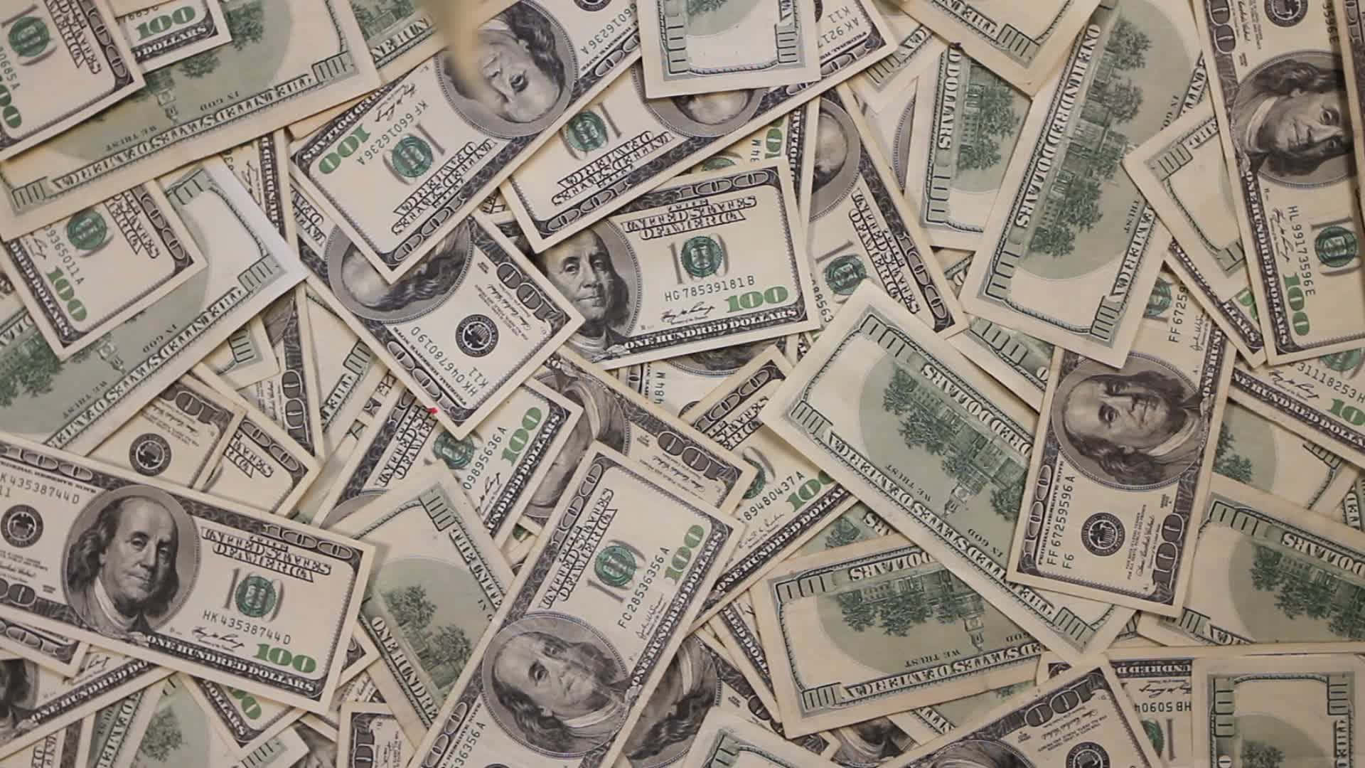 Money Falling 桌布 壁紙 — 一堆散亂的百元美鈔以密集重疊的圖案覆蓋整個畫面。