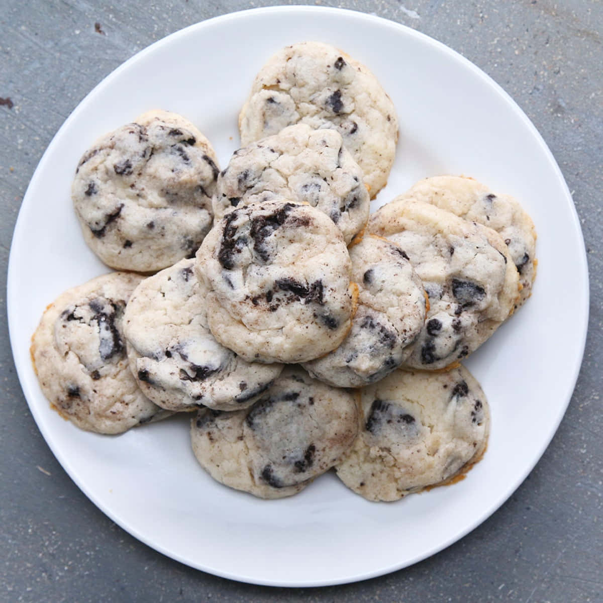 Cookie 桌布 壁紙 — 一堆新鮮出爐的巧克力餅乾放在白色盤子上，背景是灰色石頭。