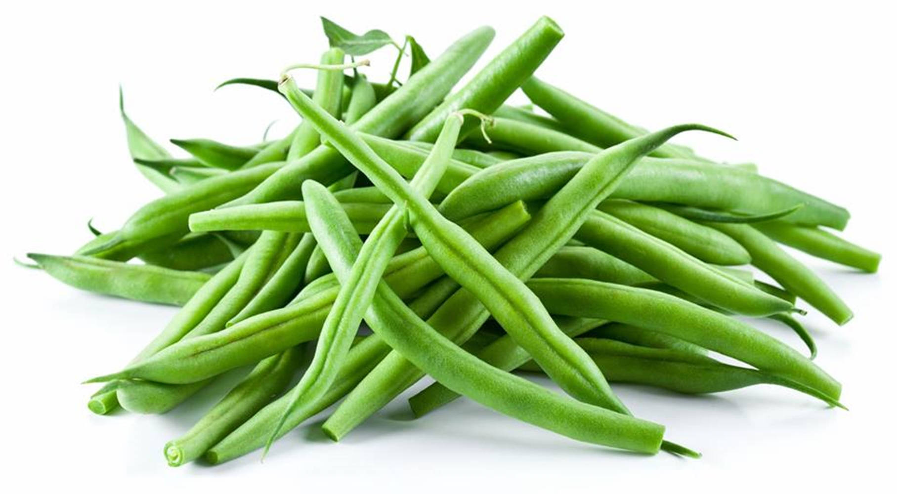 beans 桌布 壁紙 — 一堆新鮮的四季豆連葉子，在純白背景下顯得充滿活力。