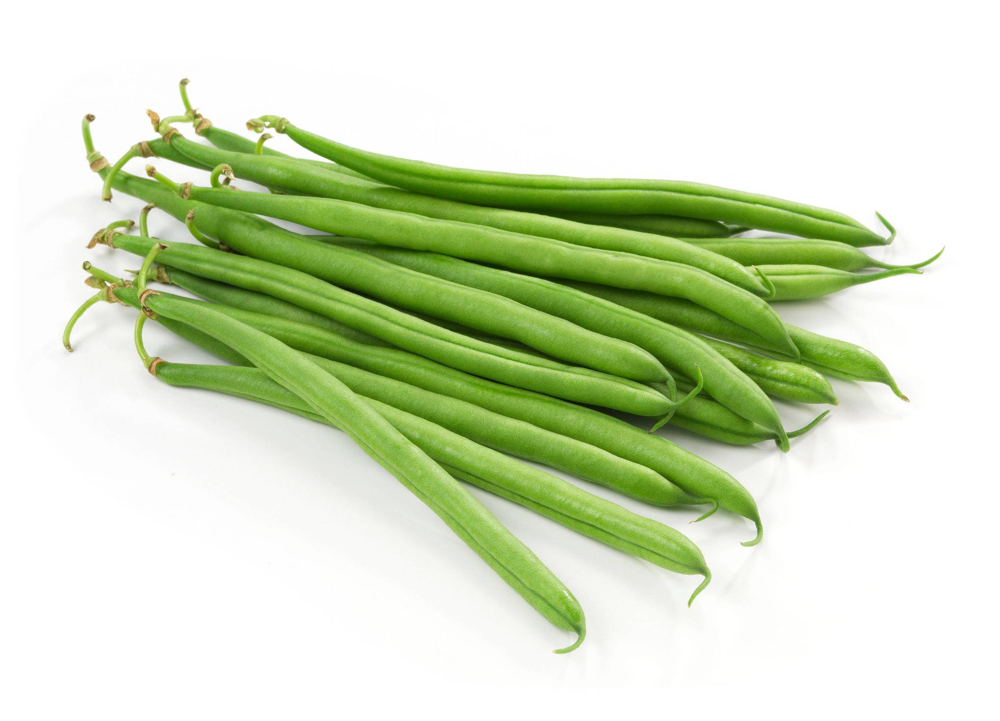 beans 桌布 壁紙 — 一堆新鮮的鮮綠色豆莢，帶有莖，放在乾淨的白色背景上。