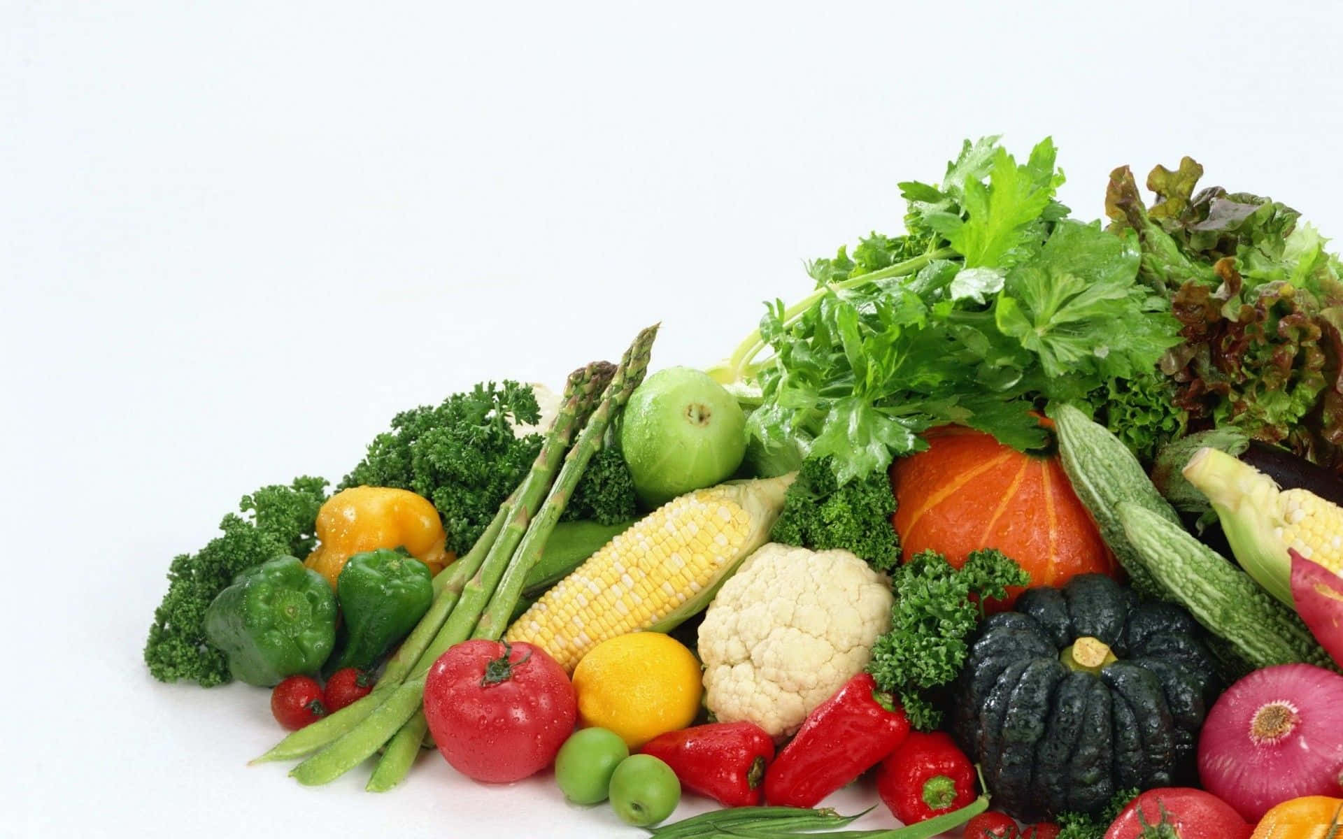 Vegetable 桌布 壁紙 — 一堆新鮮色彩繽紛的蔬菜，包括玉米、番茄和羽衣甘藍，整齊排列在潔白的背景上。