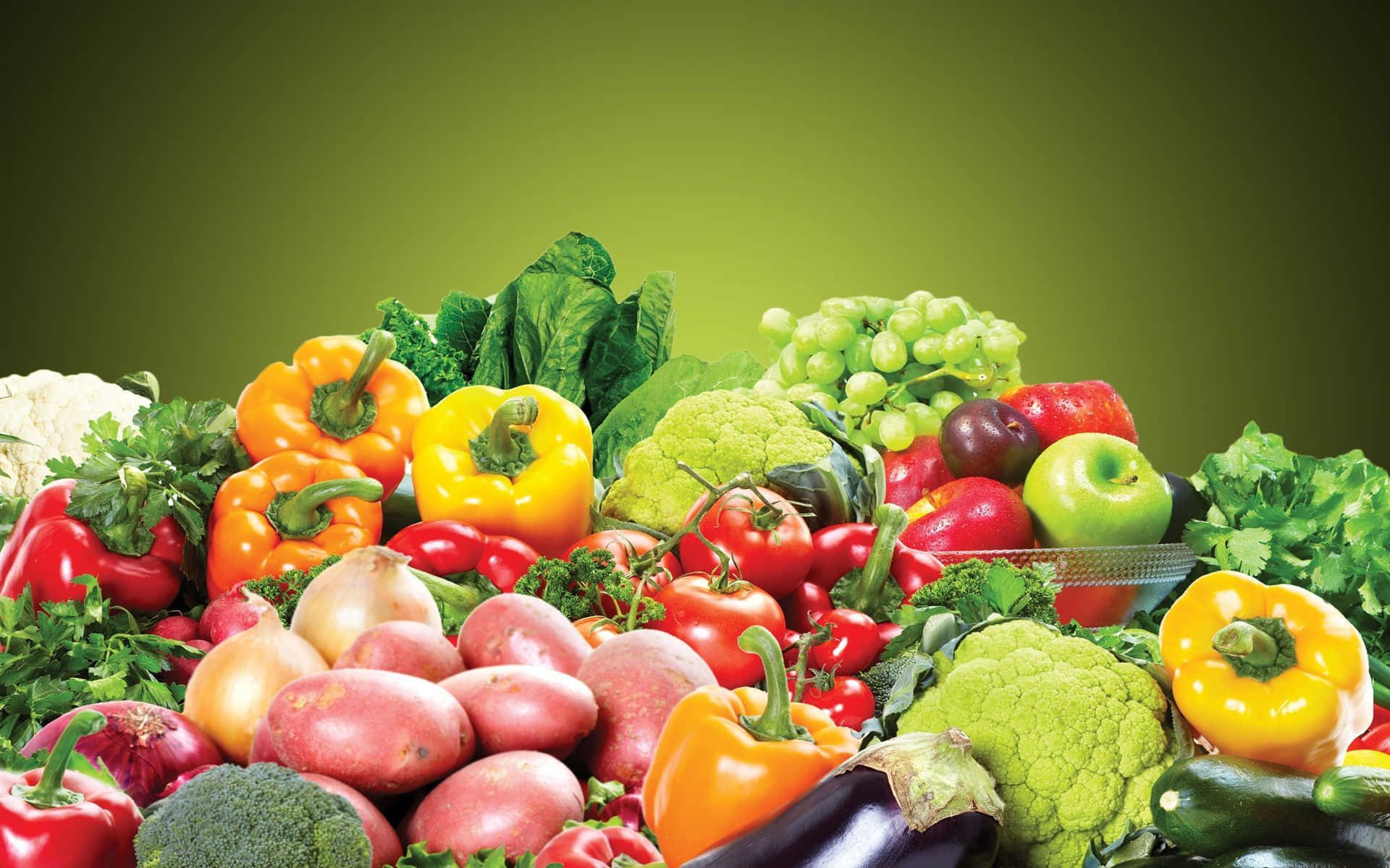 pepper 桌布 壁紙 — 一堆新鮮色彩繽紛的蔬菜和水果，包括甜椒、番茄、葡萄和花椰菜，以綠色漸變背景襯托。