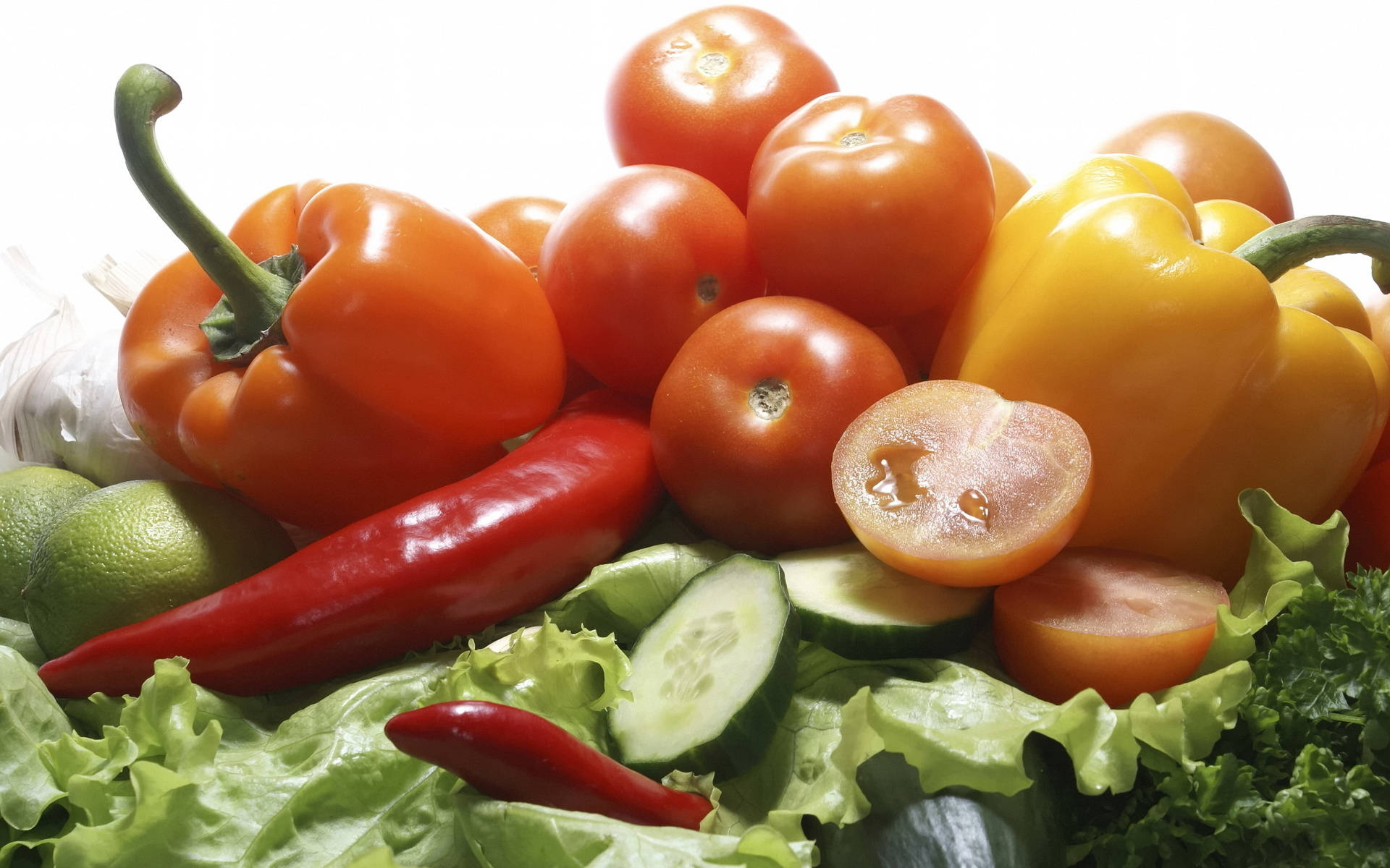 Vegetable 桌布 壁紙 — 一堆新鮮蔬菜，包括番茄、甜椒、小黃瓜和生菜，在明亮的白色背景上色彩繽紛。