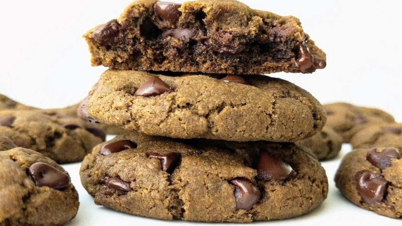 720p Cookies 桌布 壁紙 — 一堆暖巧克力餅乾，其中一塊裂開，露出裡面黏稠的融化巧克力。