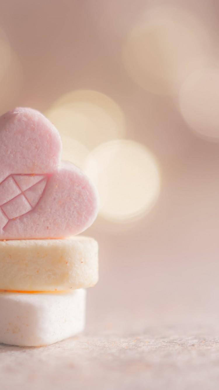 Marshmallow 桌布 壁紙 — 一堆柔軟的粉彩棉花糖，上面有一個心形的粉紅色棉花糖，背景是夢幻的散景。