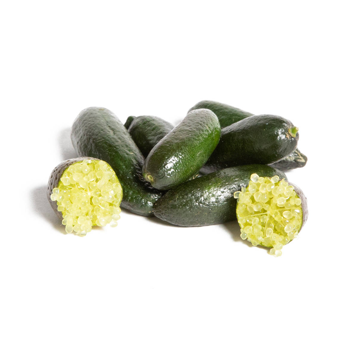 Fruits 桌布 壁紙 — 一堆深綠色金桔，其中兩個切半，露出半透明的黃色果肉，襯托在純白背景上。
