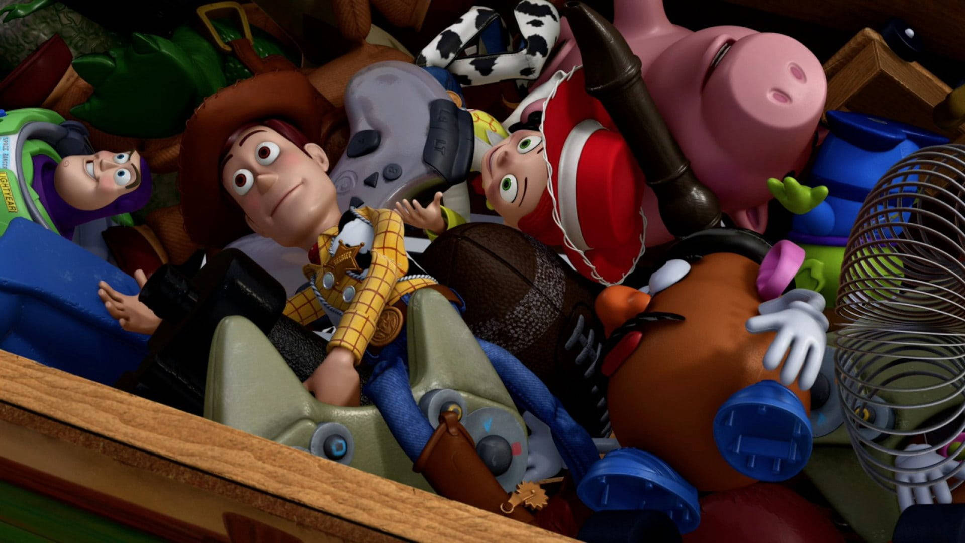 Toy Story 3 桌布 壁紙 — 一堆混亂的喜愛動畫玩具，包括胡迪、巴斯光年和牧羊女寶貝，放在一個木箱裡。