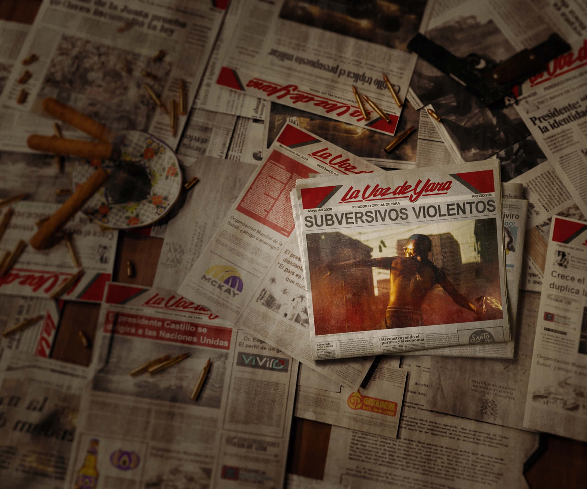 Newspaper 桌布 壁紙 — 一堆混亂的報紙，在溫暖昏暗的燈光下，帶有標題和散落的子彈。