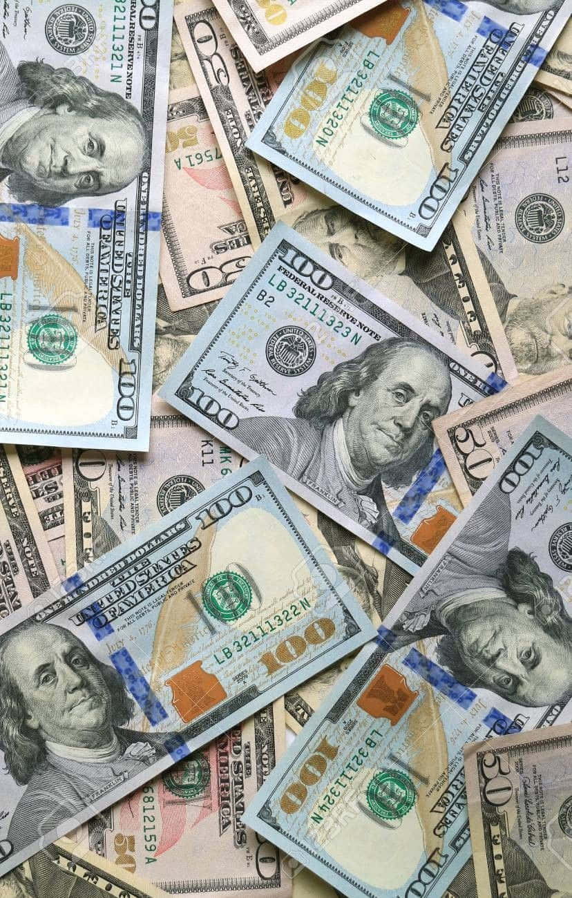 Money 桌布 壁紙 — 一堆混亂的美國一百和五十美元鈔票散落在表面上，可見序號和肖像。